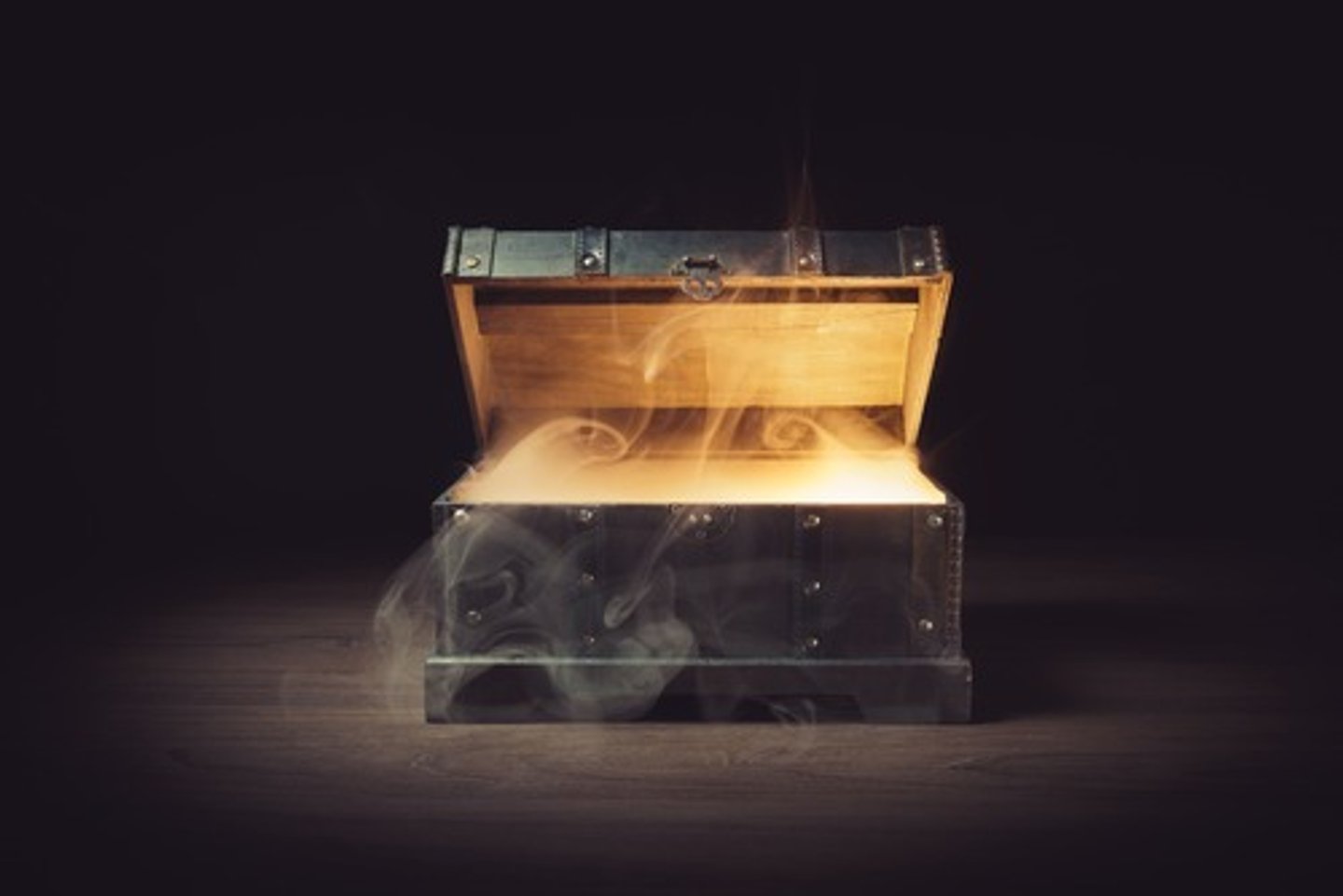 <p>bí ẩn, thần bí</p>