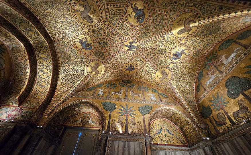 <p>What are some formal elements and styles present in the ceiling of the reception room in Norman Royal Palace</p>
