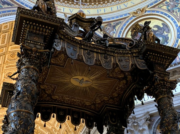<p>Baldakijn (1624-1633) en Cathedra Petri (1647-1653) in Sint-Pieter (Rome, Bernini)</p>