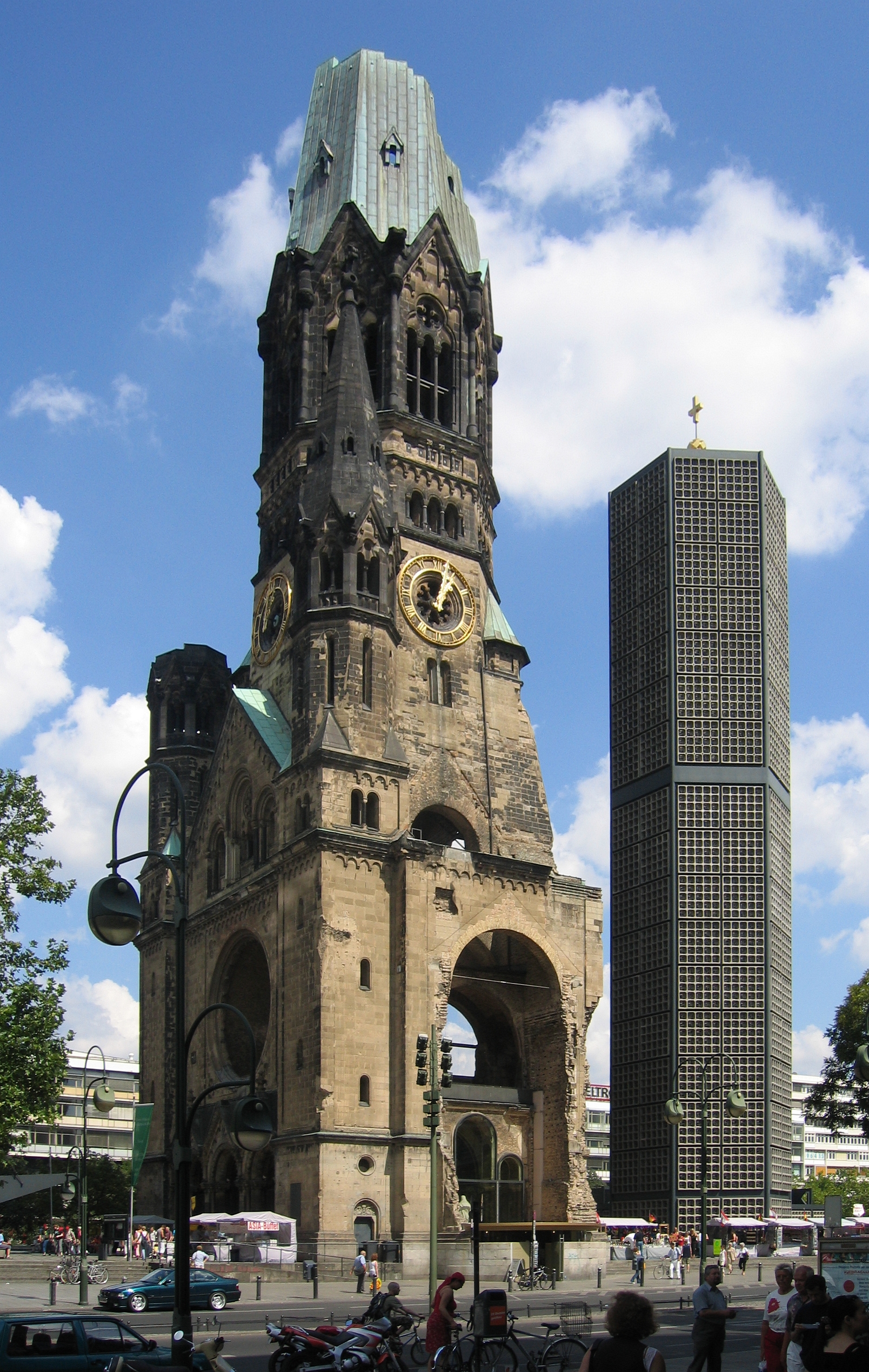 <p><span>Die evangelische Kirche, die im Krieg schwer zerstört wurde. Die Ruine blieb als Mahnmal gegen den Krieg erhalten.</span></p>