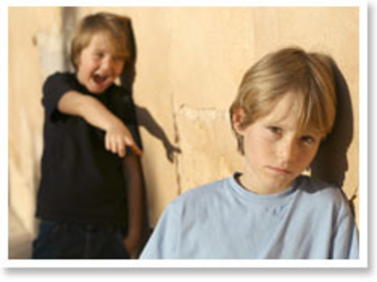 <p>(spoken English) bật cười Ví dụ: He gave a nervous laugh.</p>