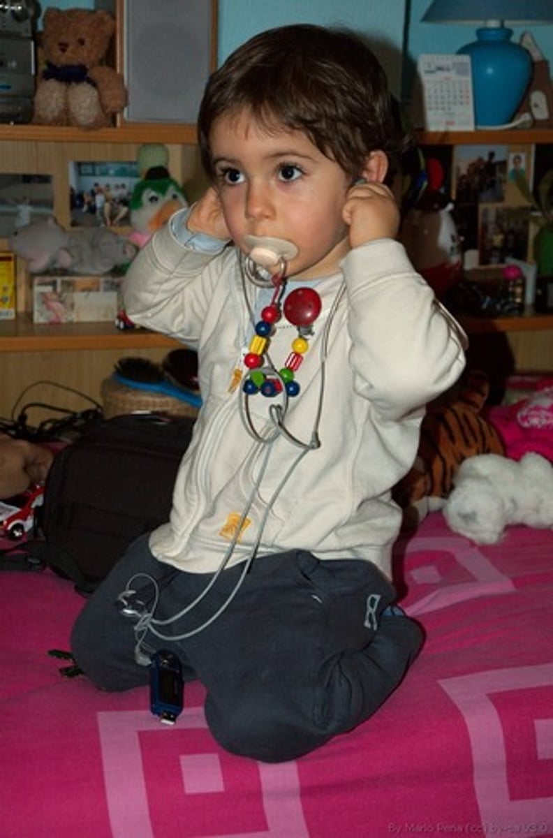 <p>to listen to , hear</p>