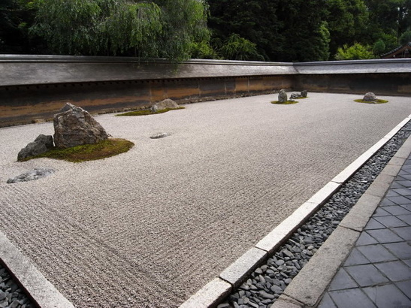 <p>a Buddhist sect that emphasizes enlightenment through meditation and stresses simplicity and discipline</p>