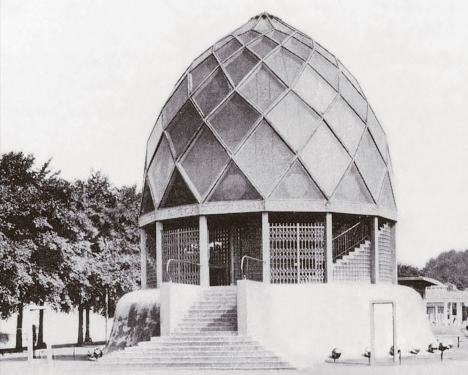 <p>Built for a trade and art exhibition, it was an experimental design for colored glass and was a showcase for glass mass production.</p>