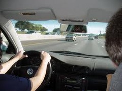 <p>operar el carro o avión</p>