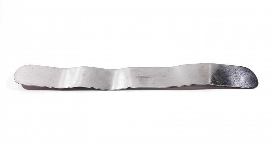 <p>Used during eye surgery to retract eye fat</p>