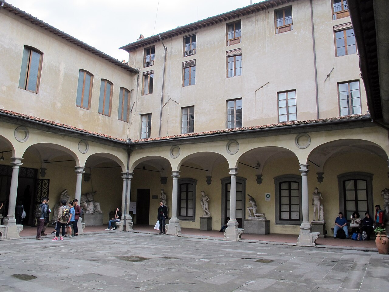 <p>Галерея Академии</p>