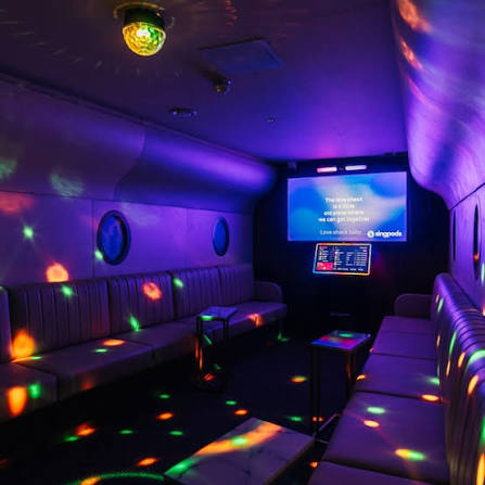 <p>karaoke room [<span><span>ˌkæriˈəʊki ruːm]</span></span></p>