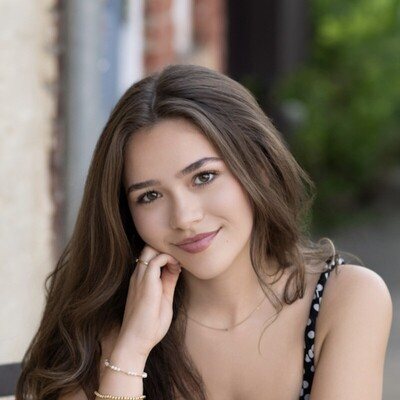 <p><span style="background-color: transparent; font-family: "Times New Roman", serif;"><strong>Sophie Geil</strong></span></p>