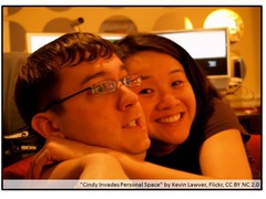 <p>/fiːl ˈkʌmftəbl wɪð/</p><p>(collocation) cảm thấy thoải mái với</p><p>I feel very comfortable with my family.</p>
