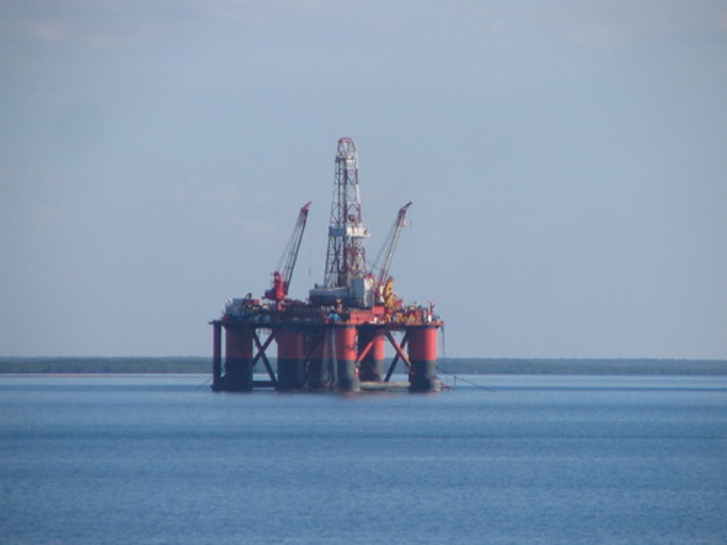 <p>une plate-forme pétrolière</p>
