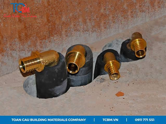 <p>Từ này chỉ <strong>quá trình lưu hóa cao su</strong> — một phản ứng hóa học xử lý cao su tự nhiên (hoặc cao su tổng hợp) bằng lưu huỳnh (<em>sulfur</em>) ở nhiệt độ cao. Quá trình này giúp cao su biến đổi từ dính, dễ chảy khi nóng thành một chất dẻo dai, đàn hồi tốt và bền bỉ hơn rất nhiều.</p>