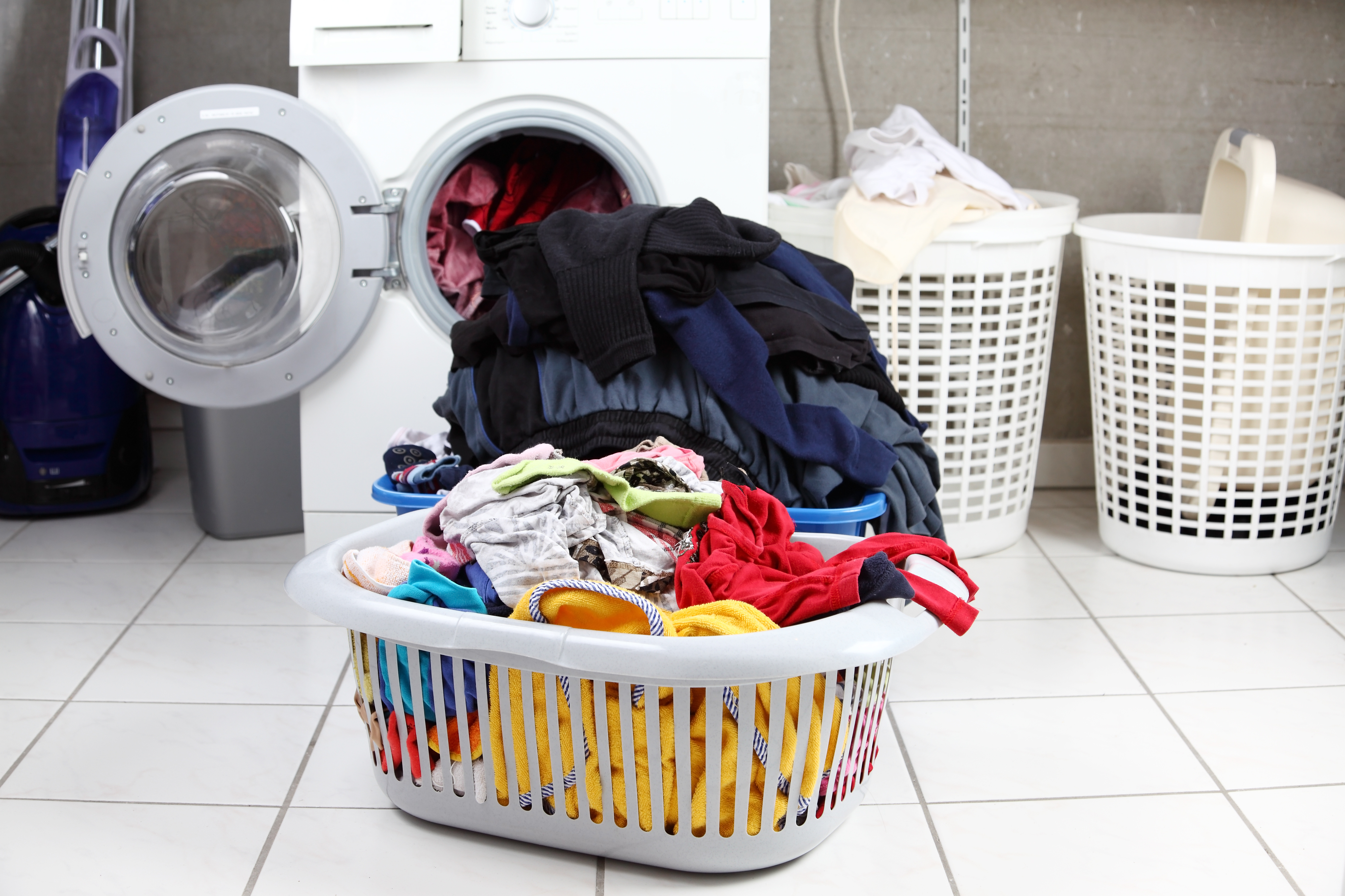 <p>la ropa ___ ser ___</p>