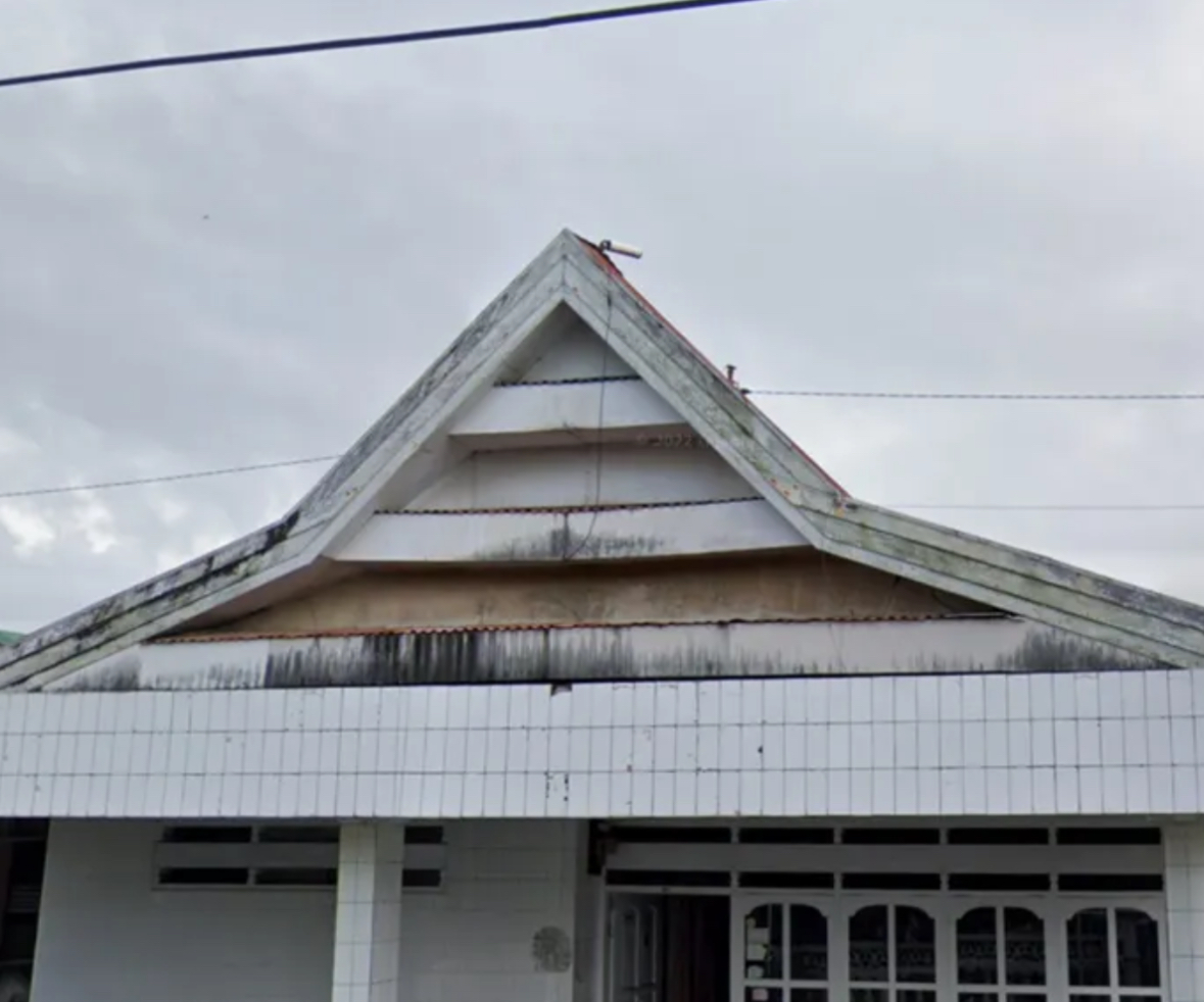<p><span><strong>Horizontal slots</strong> inside the <strong>triangles </strong>of the roofs</span></p>
