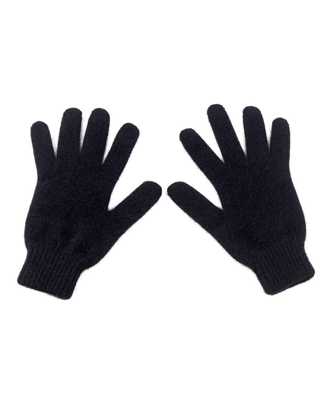 <p>I always wear <strong>gloves</strong> when it's cold outside.</p>
