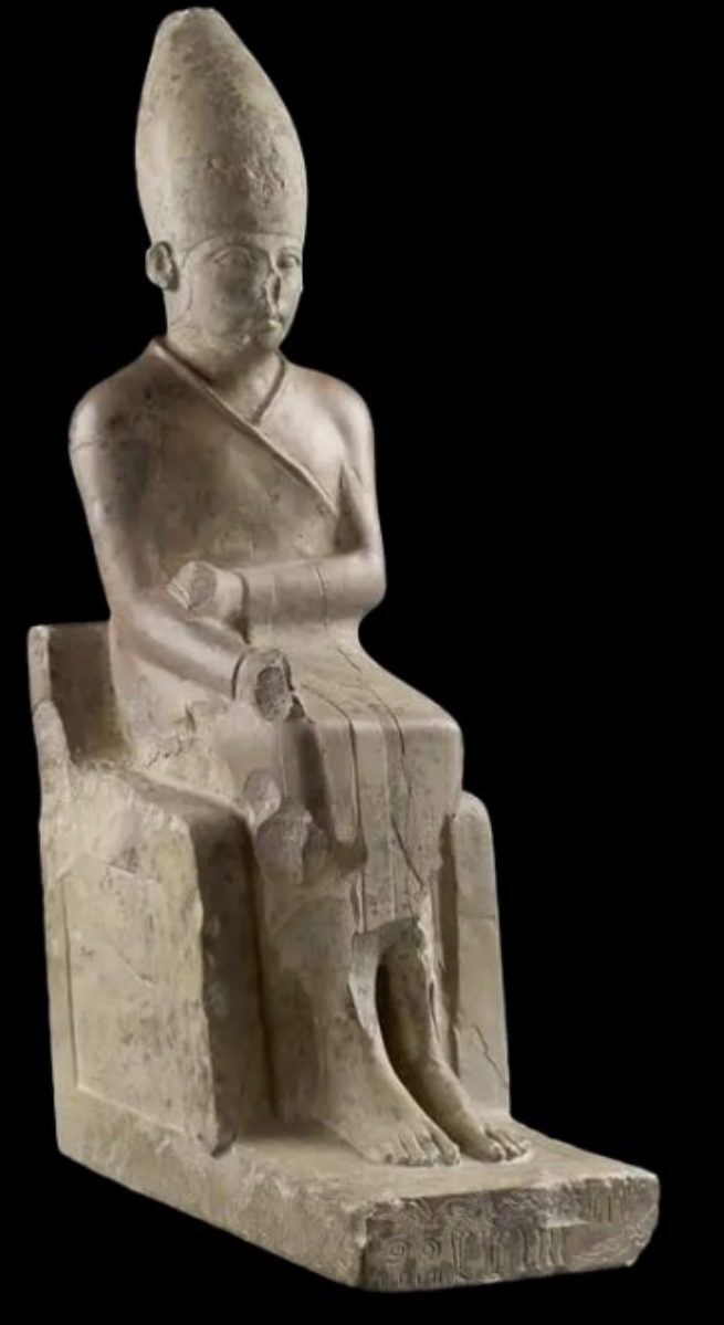 <p>La IIe dynastie est moins bien documentée que la première.</p><p>La nécropole de Saqqâra</p><p>Sous la IIe dynastie, le roi Peribsen se fait enterrer à Abydos. <strong>Il remplace le faucon d’Horus par le dieu Seth, révélant un conflit cultuel et politique</strong>. Il à donc changer de protection dynastique et cela n’a pas plue à tout le monde. La dynastie se caractérise aussi par une exceptionnelle vaisselle de pierre, utilisant une grande diversité de matériaux.</p><p><u>Apparition de la statuaire:</u></p><p>Exemple : <strong>statue de Hotepdief, granit, Musée du Caire.</strong></p><p><u>Le règne de Khâsekhemouy</u></p><p>Les tensions entre le clergé d’Horus et le clergé de Seth, accentuées par le déplacement de la capitale vers Memphis, engendrent des conflits. Khâsekhemouy manifeste une volonté de réconciliation entre le Nord et le Sud. Apparition de la statuaire royale conservée : *<strong><em>statue en calcaire (62 cm), roi assis sur un trône</em>*</strong>, vêtement enveloppant, couronne blanche, frontalité marquée, image destinée à recevoir offrandes et prières.</p><p>La tombe de Khâsekhemouy à Abydos est un vaste tumulus en sable et briques, renforcé par de la pierre.</p><p>• chambre funéraire entièrement en pierre</p><p>• magasins latéraux</p><p>→ entrée progressive de la pierre dans l’architecture funéraire </p><p>Les grandes enceintes sont construites à proximité. La plus célèbre est le Shunet el- Zebib : enceinte monumentale sans structure cultuelle centrale, probablement liée au rituel funéraire royal.</p>
