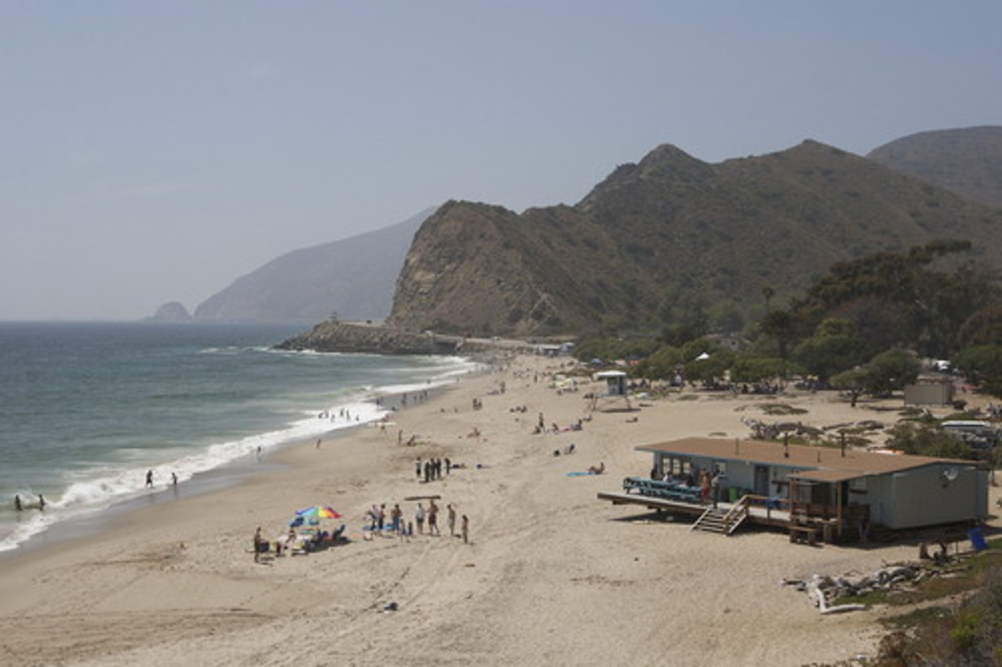 <p>bên bờ biển</p>