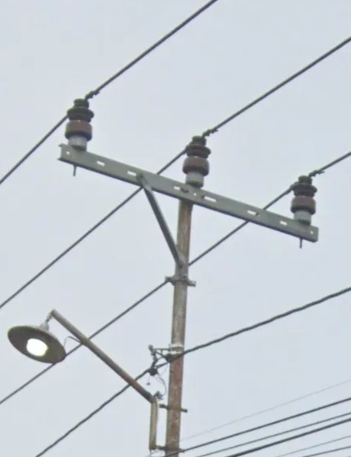 <p><span>Poles with the <strong>flat part of the crossbar facing away</strong> from the pole</span></p>