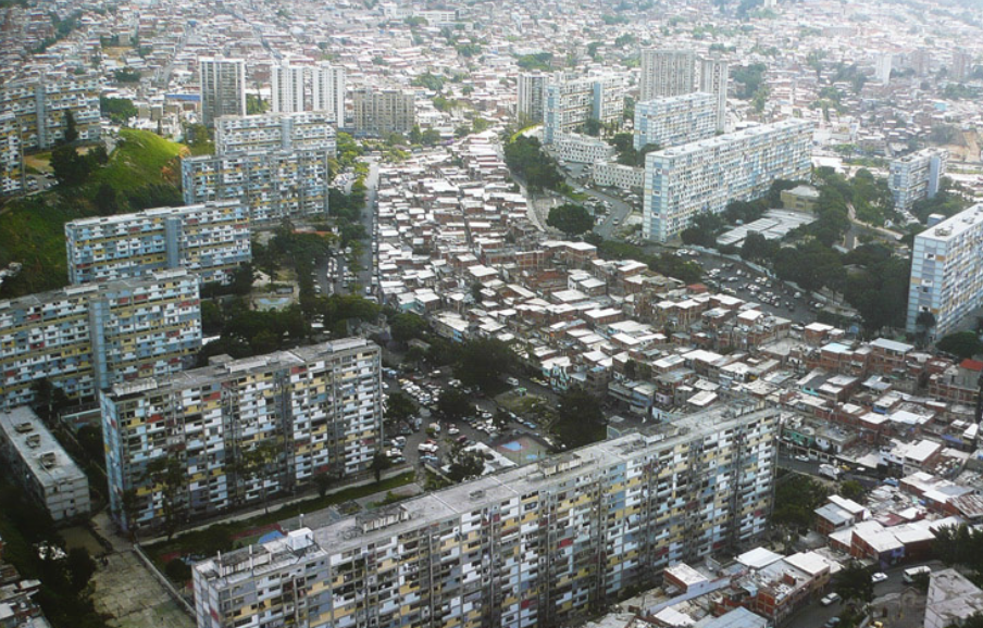 <p>The Hybrid City → Describes the coexistence and interaction of formal and informal urban structures. Caracas’ informal settlements developed outside formal regulations but became an important part of the functioning city</p>