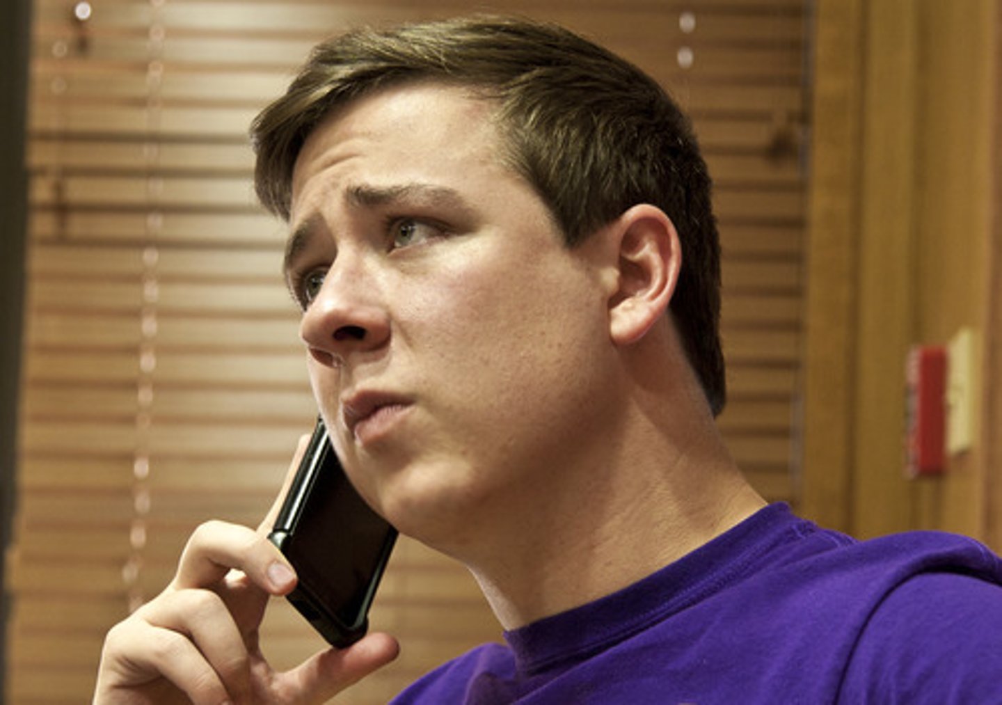 <p>(phrase) to call someone using a telephone.</p>