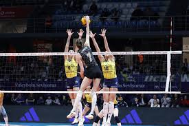 <p><strong>Voleybol</strong></p><p><strong>*****************************************************************************************</strong></p><p><strong>Der Volleyball ist rund.</strong></p><p>Voleybol topu yuvarlaktır.</p>