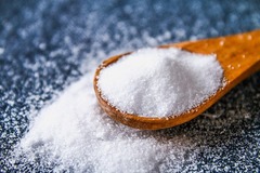 <p>white crystal, uniform crystals; very soluble (quick); pH = 6 Conductivity: high; flame = yellow/orange; also called "table salt"; used as a food preservative and as a seasoning to enhance flavor. Sodium chloride is also used in manufacturing to make plastics and other products, and it is used to de-ice roads and sidewalks.</p>