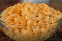 <p>pasta in the shape of small curved tubes Example: Kids usually love eating cheese with _____. nui ống u Loại pasta Ý có hình ống ngắn, uốn cong (nui). UK: /ˌmæk.ərˈəʊ.ni/ | US: /ˌmæk.əˈroʊ.ni/</p>