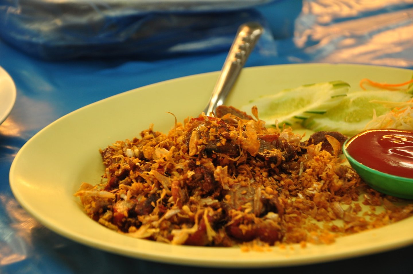 <p>to break food into small pieces with a fork, being careful not to mash the pieces</p>