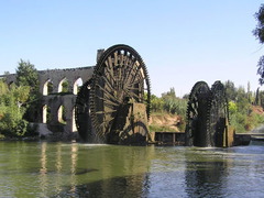 <p>US: /ˈwɑː.t̬ɚ.wiːl/UK: /ˈwɔː.tə.wiːl/ Example: The flowing river turned the wooden ______. A large wheel turned by the flow of water to generate power. Cối xay nước / Bánh xe nước Bánh xe gỗ dùng sức nước chảy để quay máy xay/máy phát điện.</p>