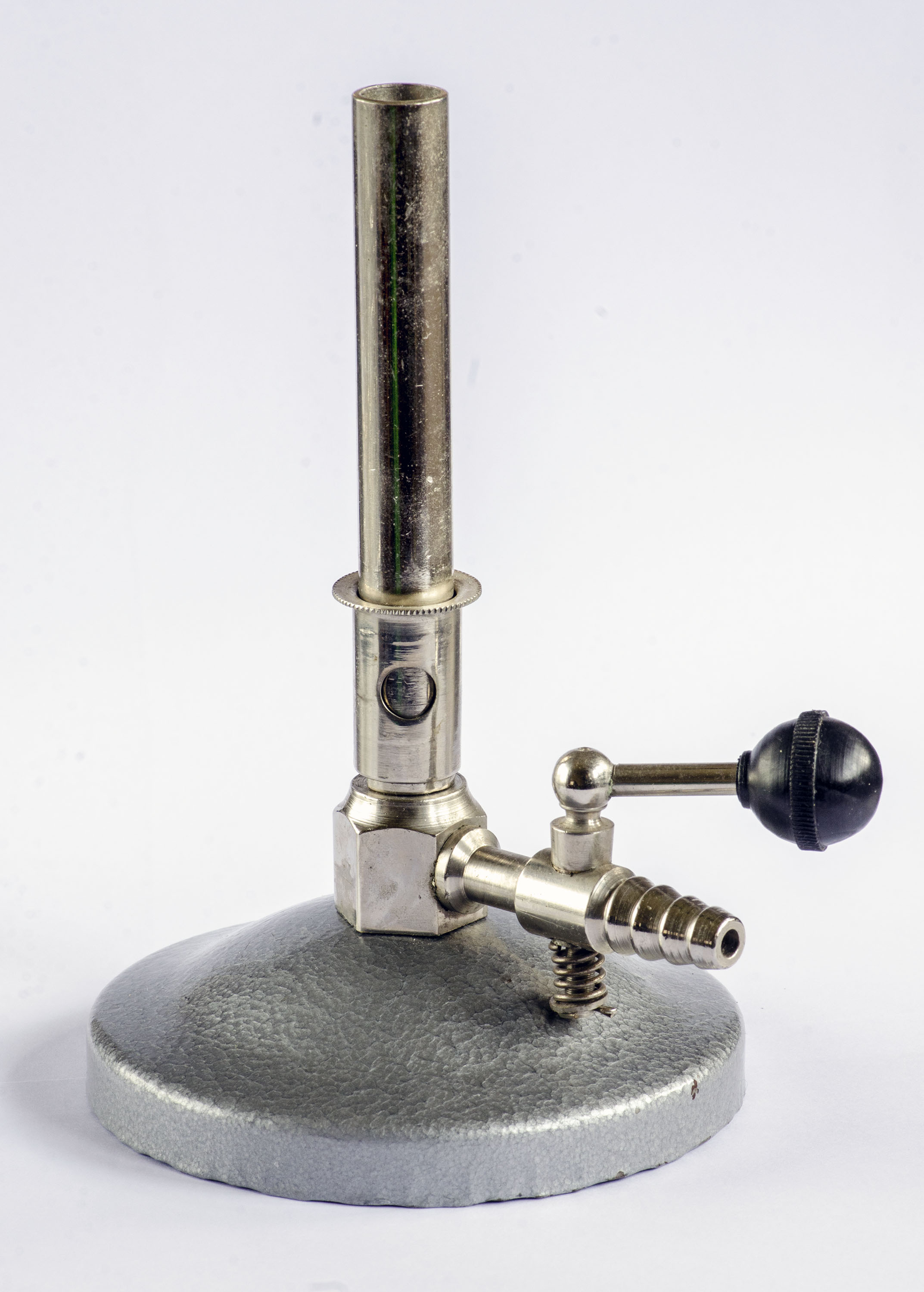 <p>A device used in laboratories to provide a controlled flame for heating, sterilization, or combustion of substances. It typically consists of a gas source and an adjustable air supply. </p>
