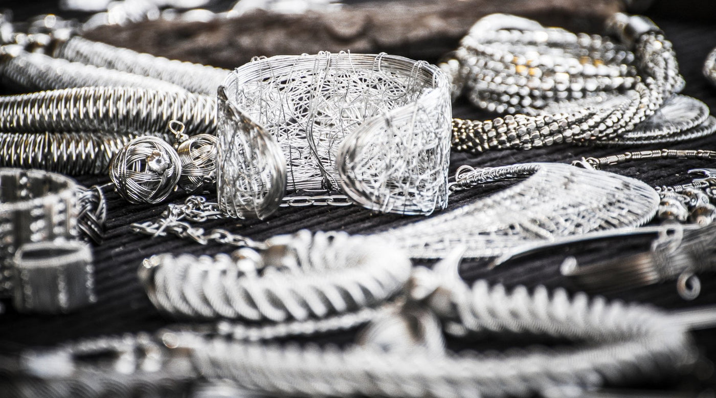 <p>plata / plateado</p>