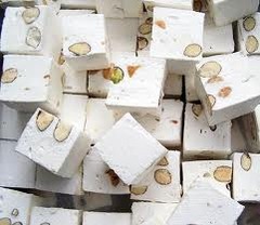 <p>candy made from sugar/honey, nuts, and egg whites Example: Chewy almond _____ is a traditional holiday treat. kẹo nốt-ga / kẹo hạt u Kẹo dẻo/cứng làm từ mật ong, lòng trắng trứng và hạt (hạnh nhân, dẻ). UK: /ˈnuː.ɡɑː/ | US: /ˈnuː.ɡət/</p>