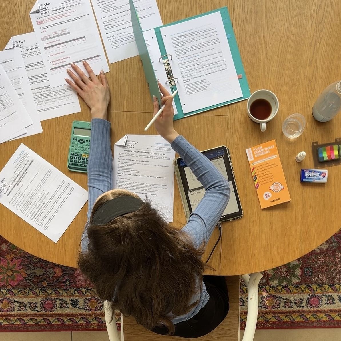 <p><span style="line-height: inherit;">work that students do during a course of study, not in exams, that is included in their final mark</span></p><p></p><ul><li><p><span style="line-height: inherit;"><em>___ accounts for 40 per cent of the final marks.</em></span></p></li></ul><p></p>