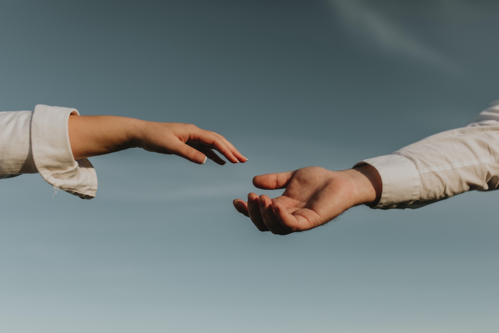 <p>không để ý, bỏ qua, tha thứ, nhìn bao quát</p><p><strong>- </strong>He <strong><u>overlooked</u></strong> an important detail.<br>-<strong> </strong>She decided to <strong><u>overlook</u></strong> his minor mistake.</p><p>- The house <strong><u>overlooks</u></strong> the ocean.</p><p>- Phân biệt:</p><ul><li><p><strong>Overlook:</strong> Bỏ qua (lỗi), hoặc nhìn ra.</p></li><li><p><strong>Oversee:</strong> Giám sát (công việc).</p></li><li><p><strong>Look over:</strong> Kiểm tra, xem xét kỹ.</p></li></ul><p></p>