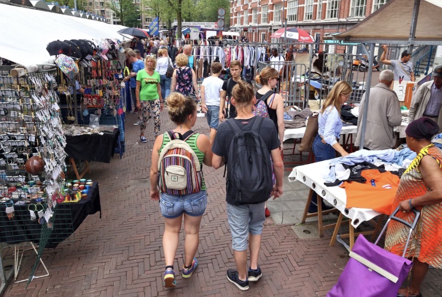 <p>A market, usually taking place outside, where old or used goods are sold cheaply (mercado de pulgas) </p>