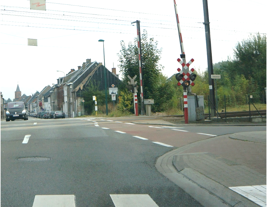 <p>Mag je een overweg met slagbomen, waar het maanwit licht knippert, oprijden?</p>