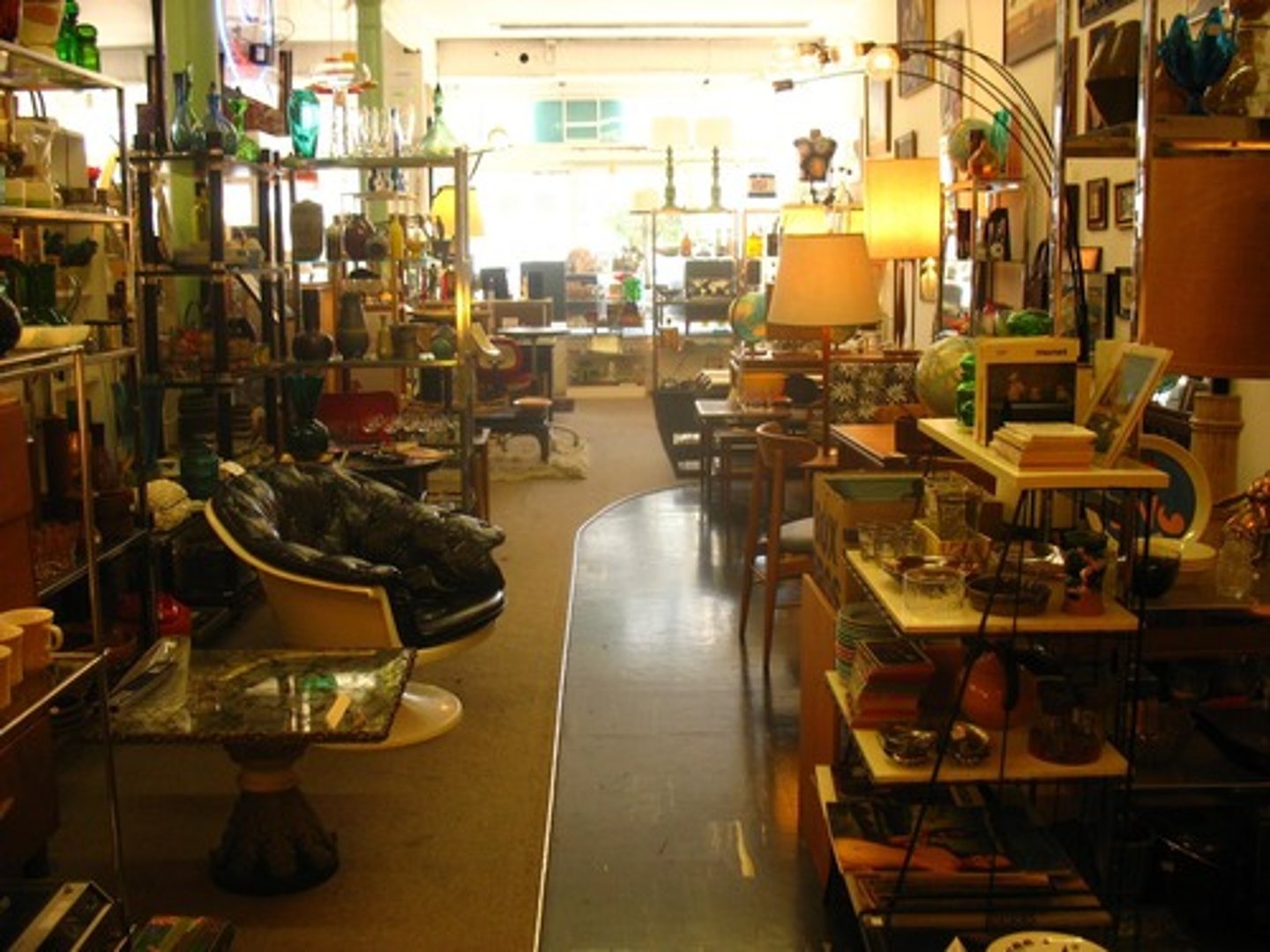 <p>to wear second hand clothes</p>