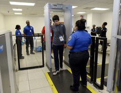 <p>US: /ˈmet.əl dɪˌtek.tɚ/UK: /ˈmet.əl dɪˌtek.tər/ Example: Security checked his bag with a handheld _____ ______. An electronic device that signals the presence of metal. Máy dò tìm kim loại Thiết bị phát tín hiệu khi gặp kim loại ẩn bên dưới.</p>