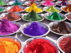 <p>sắc tố màu - chất tạo màu (Example: Natural pigments last longer. - Sắc tố tự nhiên bền hơn.)</p>