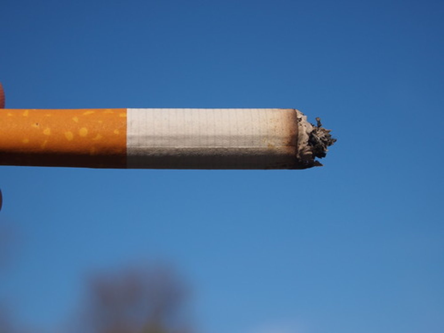 <p>/ˌsɪɡ.ərˈet/ - điếu thuốc lá - public health campaigns strongly discourage people from lighting a cigarette indoors</p>