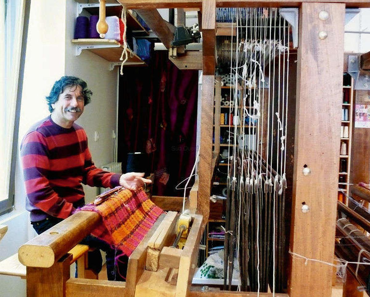 <p>séran, instrument du tisserand pour préparer et nettoyer</p>