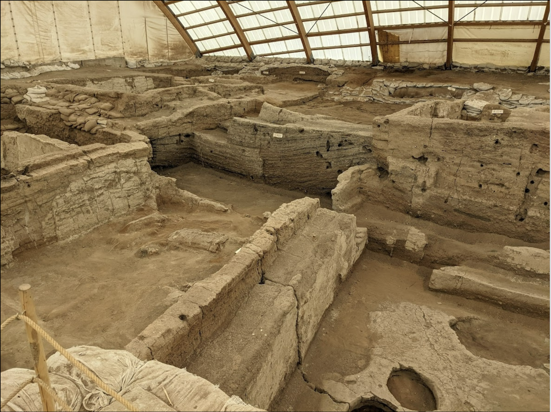 <p>• First evidence of large sedentary site</p><p>• Est. pop. 5,000-10,000</p><p>• Agriculture practiced with evidence for surplus</p>