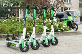 <p><span>(loại xe máy nhỏ, thường có chỗ để chân phẳng, phổ biến ở châu Âu</span></p>