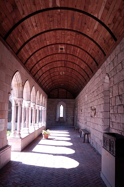 <p>a simple roof having a curved, often semicircular, cross-section used to span large distances and usually supported on columns</p>