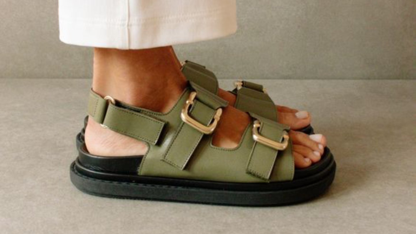 <p>light shoes that are partly open on top and do not cover your heel or toes</p>