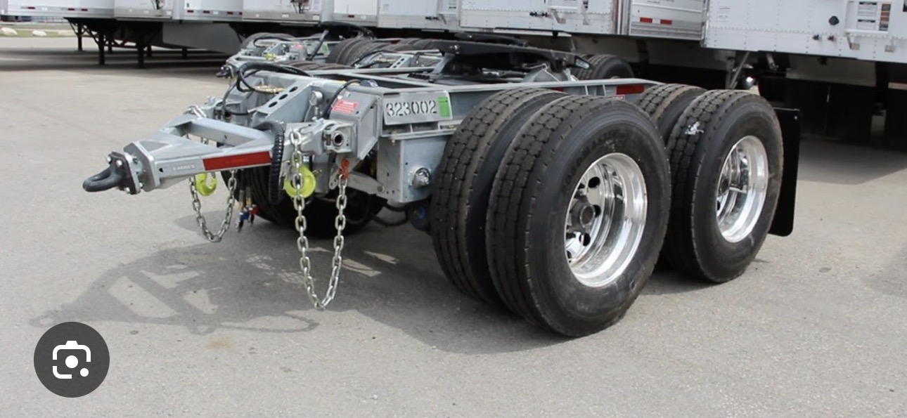 <p><span>An axle assembly with a fifth wheel connecting another semitrailer.</span></p>