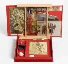 <p><span style="font-family: Aptos, sans-serif; line-height: 115%;"><strong>Marcel Duchamp, Schachtel im Koffer, </strong></span><a target="_blank" rel="noopener noreferrer nofollow" class="link" href="tel:1935-1941%20/%201961" data-prevent-progress="true"><span style="font-family: Aptos, sans-serif; line-height: 115%;"><strong>1935–1941 / 1961</strong></span></a><span style="font-family: Aptos, sans-serif; line-height: 115%;"><strong><br><br></strong></span></p>