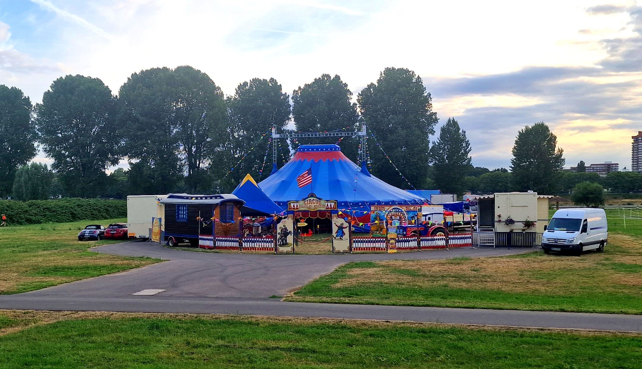 <p><strong>Sirk çadırı</strong></p><p><strong>*****************************************************************************************</strong></p><p>Auf der Wiese wird ein Zirkuszeit aufgebaut.</p><p>Çayırda bir sirk çadırı kuruluyor.</p>