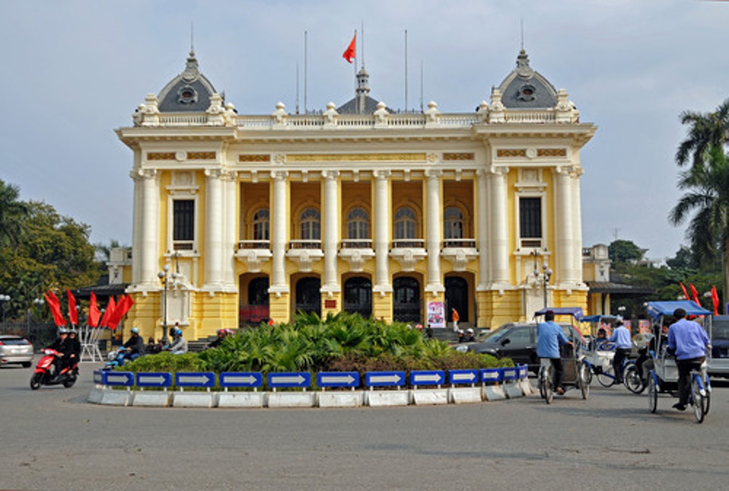 <p>TRANSLATION: имперское величие</p><p>DEFINITION: The magnificent and splendid appearance associated with a large and powerful empire.</p><p>EXAMPLE: St. Petersburg's architecture still reflects the .................. of the Russian Empire. Архитектура Санкт-Петербурга до сих пор отражает ИМПЕРСКОЕ ВЕЛИЧИЕ России.</p>