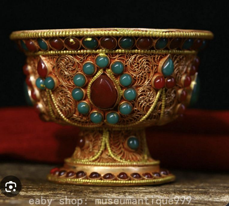 a type of decoration, typically on gold or silver, characterized by ornate tracery.